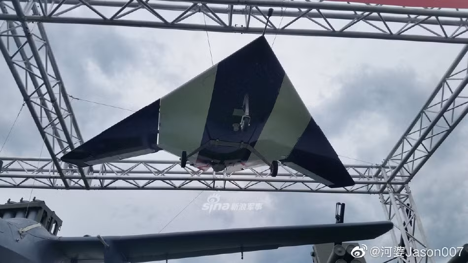 Điều đáng nói đó là dù được Sukhoi hoàn thiện, Okhotnik lại được thiết kế dựa trên thiết kế cũ của máy bay không người lái Skat - một mẫu máy bay không người lái do MiG chế tạo.