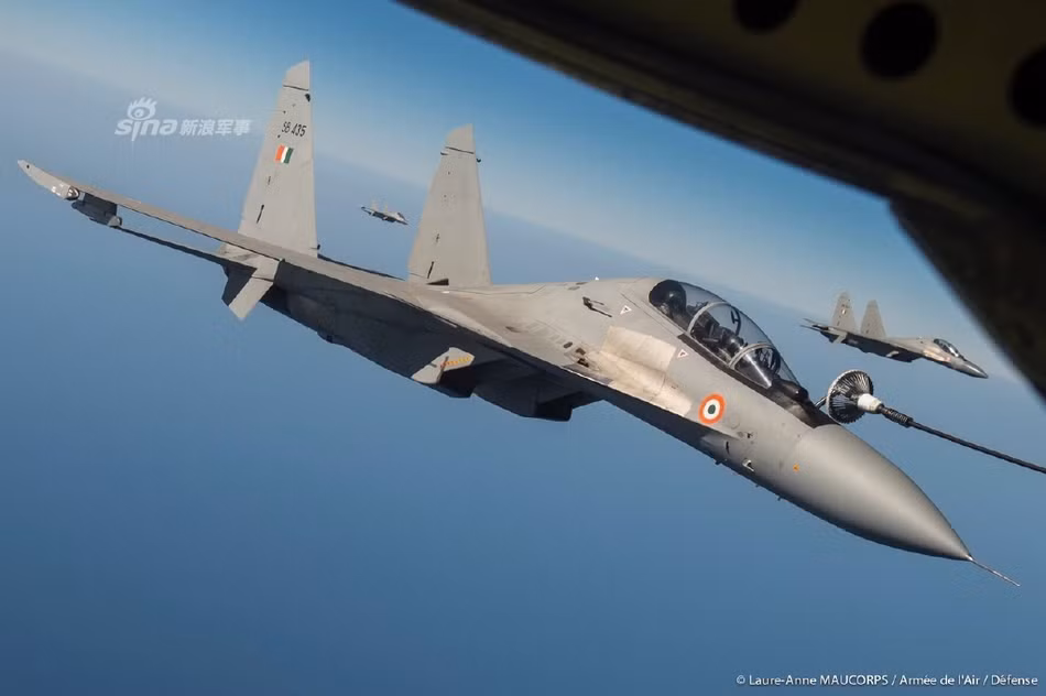 Động cơ của Su-30MKI trong biên chế Ấn Độ là loại AL-31FP. Đây là dòng động cơ phản lực có khả năng đẩy Vector - điều mà Rafale hoàn toàn không có. Công suất của AL-31FP về cơ bản là vượt trội hoàn toàn so với động cơ của Pháp khi mà nó có thể dễ dàng đạt lực đẩy 123 kN - nghĩa là gần gấp đôi động cơ của Rafale. Nguồn ảnh: Sina.