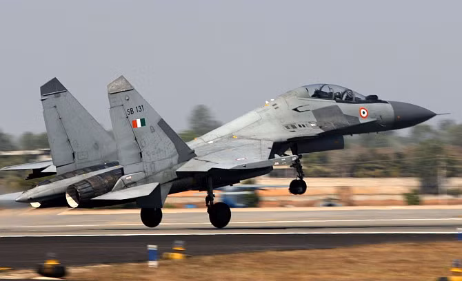 Phần khung vỏ của Su-30MKI cũng được đánh giá là yếu hơn so với khung vỏ của Rafale khi mà Su-30MKI được cho là chỉ có khả năng chịu gia tốc trọng trường tối đa 9g, trong khi đó gia tốc trọng trường mà Rafale có thể chịu được tối đa lên tới 11g. Như vậy, dù động cơ Vector cung cấp khả năng cơ động tốt hơn, Su-30MKI cũng không thể thực hiện được các động tác nhào lộn với gia tốc trọng trường quá lớn như Rafale. Nguồn ảnh: Sina.