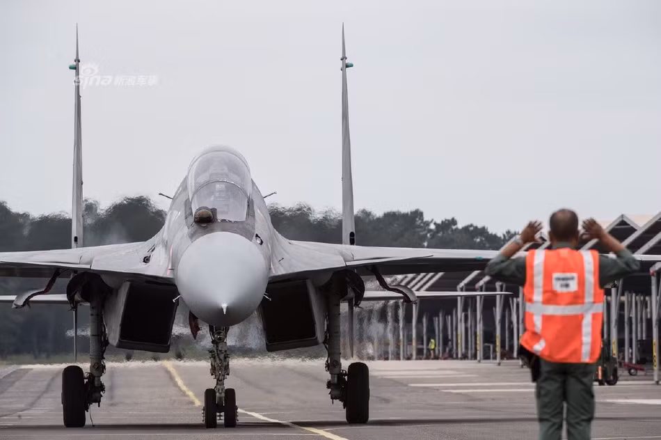Trong khi đó giá thành của tiêm kích Su-30MKI lại "nhẹ nhàng" hơn nhiều khi chỉ vào khoảng 52 triệu USD cho mỗi chiếc. Đó là chưa kể tới việc, các quốc gia mua vũ khí từ Nga không nhất thiết phải "chồng tiền tươi" mà hoàn toàn có thể trả góp hoặc trả bằng hàng hoá, nông sản. Nguồn ảnh: Sina.