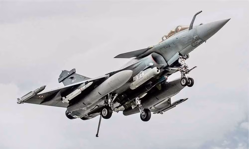 Ngoài tốc độ nang ngửa dù công xuất không bằng, Rafale còn hơn Su-30MKI ở chỗ nó có tới 14 giá treo, mang được tối đa 9,5 tấn vũ khí các loại trong khi chiến đấu cơ của Ấn Độ chỉ có 12 giá treo, mang được tối đa 8,1 tấn vũ khí. Nguồn ảnh: Sina.