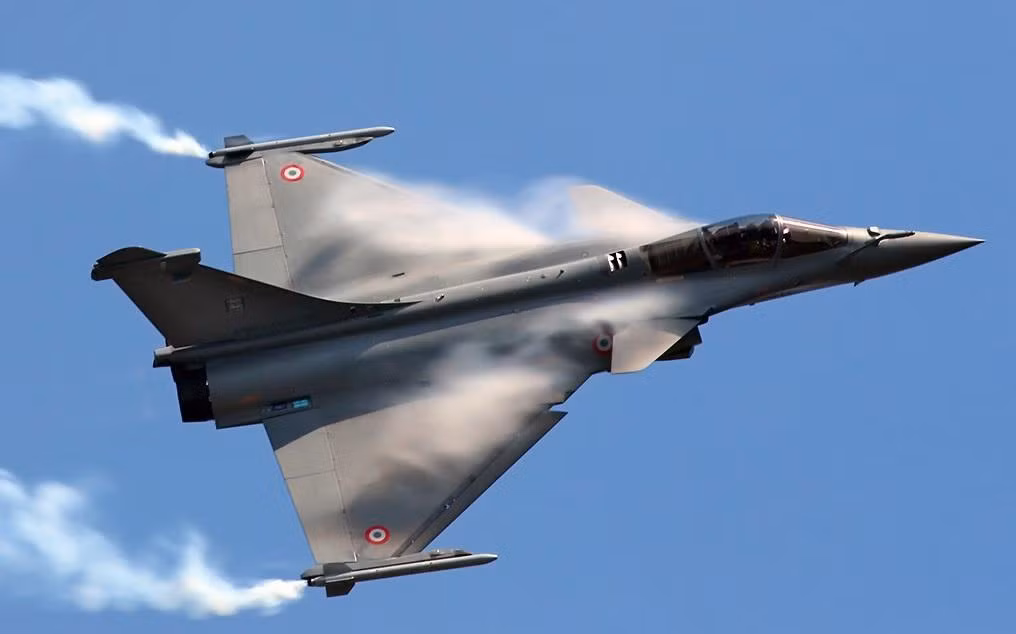 Tựu chung lại, mặc dù Rafale có rất nhiều ưu điểm vượt trội chiến đấu cơ Su-30MKI trong biên chế Không quân Pháp, tuy nhiên cái giá của Rafale đưa ra là quá vô lý, không đủ sức thuyết phục để người mua chấp nhận những ưu thế có phần "không mấy nhỉnh hơn" chiến đấu cơ Nga vừa rẻ, vừa bền lại... đủ dùng như Su-30MKI. Nguồn ảnh: Sina.