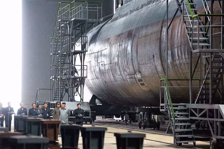 Tuy nhiên ngay lập tức các chuyên gia về tàu ngầm trên thế giới đã có phân tích dựa trên cảm quan và khẳng định, cấu tạo cũng như vật liệu cấu thành lớp vỏ tàu ngầm mới của Triều Tiên này không khác gì những tàu ngầm được Liên Xô đóng mới từ những năm 50 của thế kỷ trước. Nguồn ảnh: BI.