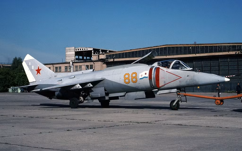 Để có được khả năng cất cánh thẳng đứng từ tàu sân bay, chiến đấu cơ Yak-38 đã phải đánh đổi tốc độ và sự cơ động của mình. Bằng chứng là nó chỉ có khả năng bay với tốc độ tối đa Mach 0.95 - không thể vượt qua được tốc độ âm thanh. Nguồn ảnh: Pinterest.