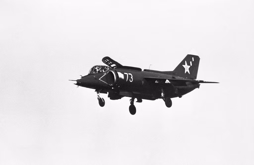 Trong thời gian từ năm 1971 tới năm 1981, đã có tổng cộng 231 chiếc máy bay chiến đấu Yak-38 được ra đời trong đó bao gồm 34 chiếc phiên bản Yak-38U và 52 chiếc Yak-38M. Nguồn ảnh: Pinterest.