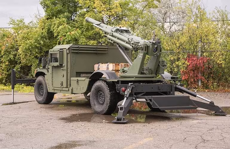 Được thiết kế dựa trên khung gầm của xe bọc thép Humvee nổi tiếng, khẩu pháo tự hành này có hệ thống dẫn động 4x4 bánh lốp kết hợp cùng một động cơ công suất 190 mã lực, cho phép nó di chuyển được với tốc độ tối đa 100 km/h với quãng đường lên tới 400 km. Nguồn ảnh: Military-today.