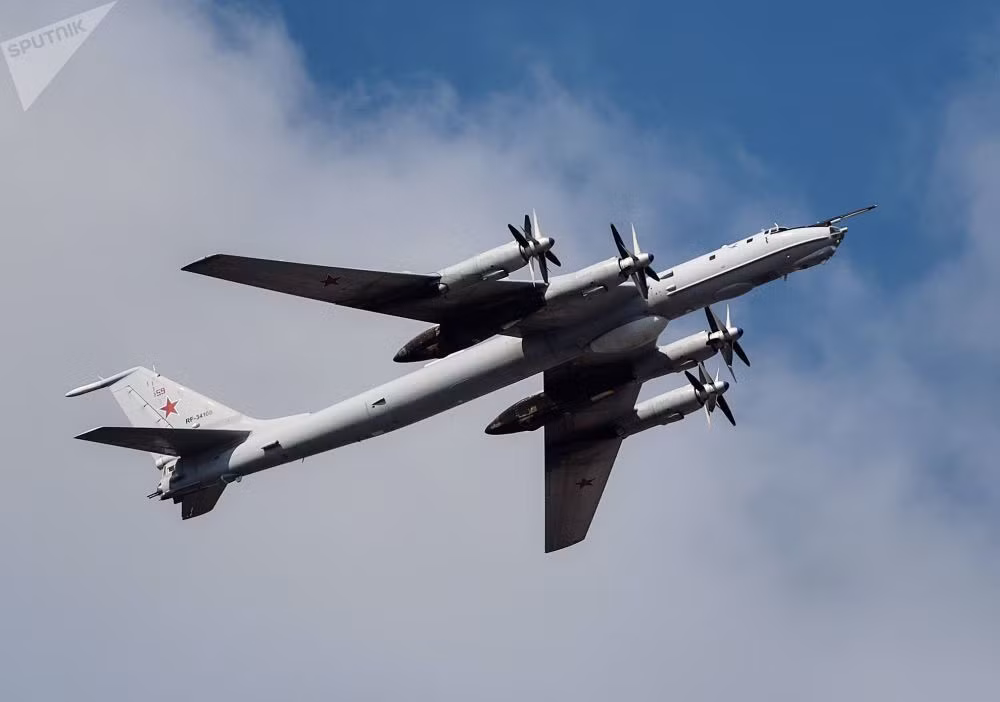 Máy bay ném bom chiến lược của Hải quân Nga loại Tu-95. Đây là loại máy bay ném bom được Liên Xô sử dụng suốt từ những năm 50 của thế kỷ trước tới nay. Nguồn ảnh: Sputnik.