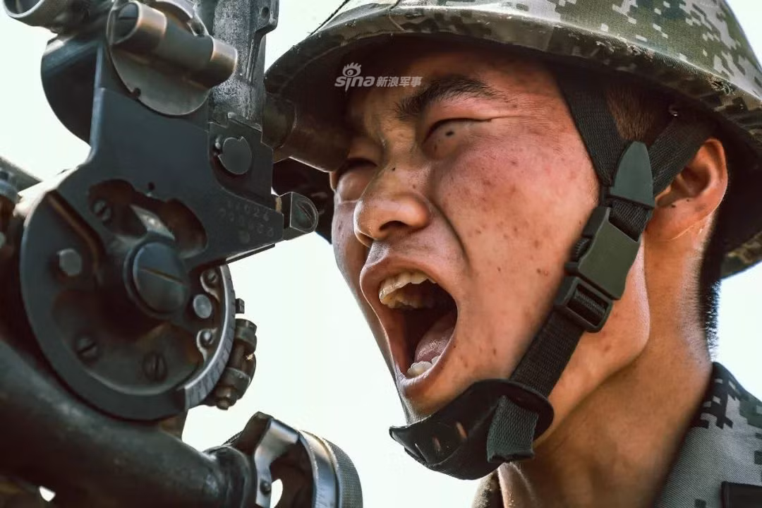 Kế toán pháo binh sau khi tính toán sẽ lấy đường ngắm chuẩn, sẵn sàng chuẩn bị khai hoả. Nguồn ảnh: Sina.