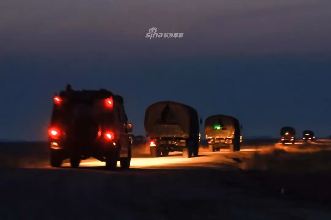 Một trận địa pháo "tiêu chuẩn" của Lục quân Trung Quốc được triển khai với đầy đủ hoả lực phòng không và chống tăng bảo vệ để đảm bảo an toàn, tránh mọi yếu tố bất ngờ khi bị phản kích. Nguồn ảnh: Sina.