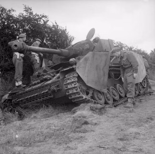 Ngay lập tức, thiết kế của Panzer IV đã được thay đổi. Việc thay đổi cỡ nòng pháo là điều quá khó khăn nhưng ít nhất quân đội Đức đã nỗ lực để thay đổi chiều dài nòng pháo, sử dụng các loại pháo cũng có cỡ nòng 75mm nhưng chiều dài nòng đã được nâng lên tới gấp 43 lần đường kính và tối đa là gấp 48 lần, cho phép tăng sơ tốc đầu nòng cho mỗi phát đạn bắn ra, tăng hiệu quả khi đối đầu với thiết giáp hạng nặng của đối phương. Nguồn ảnh: Warhistory.
