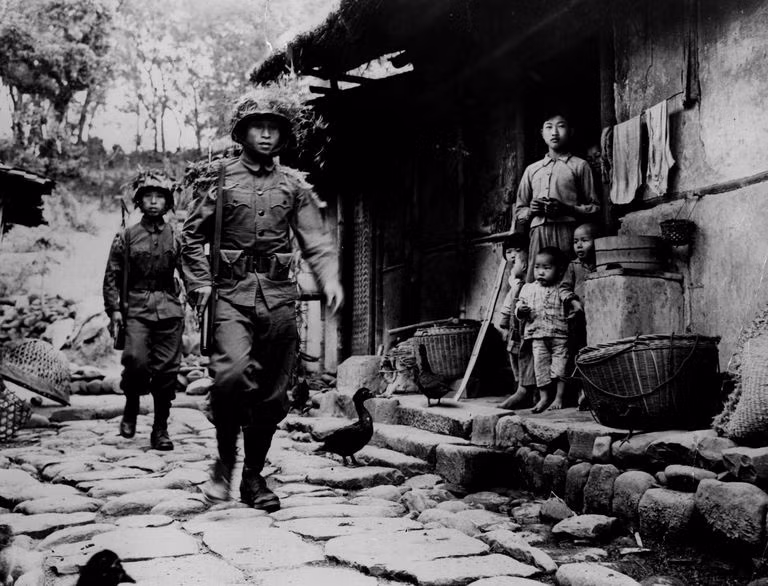 Ngoài ra, việc Trung Quốc quyết tâm chống Nhật đến cùng không chịu đầu hàng cũng khiến Nhật Bản mất đi một lượng lớn quân lính bản địa khi không một người Trung Quốc nào chịu đi lính cho Nhật Bản. Nguồn ảnh: Thearchive.
