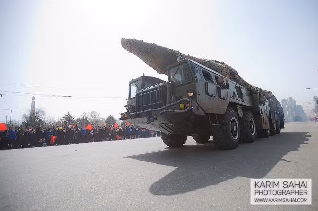 Syria cũng từng nhập khẩu một loạt tên lửa từ Triều Tiên, nổi bật nhất là tổ hợp tên lửa SCUD-B. Nhiều nguồn tin cũng khẳng định Triều Tiên từng giúp Syria cải tiến tổ hợp tên lửa SCUD-C hoặc SCUD-D của nước này. Nguồn ảnh: Commons.