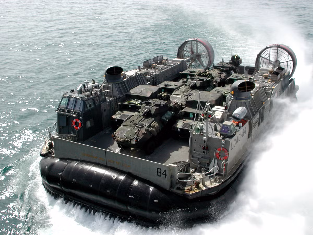 Tốc độ cũng là một ưu điểm cực kỳ đáng khen ngợi của LCAC. Tốc độ trung bình của loại phương tiện này khi chở đầy tải lên tới 40 hải lý giờ - tương đương với 74 km/h trong khi đó nó hoàn toàn đủ khả năng tăng tốc lên tới 70 hải lý giờ - nhanh hơn gần như tất cả mọi loại phương tiện thuỷ hiện đang được sử dụng trong Hải quân Mỹ hiện tại. Nguồn ảnh: Sina.