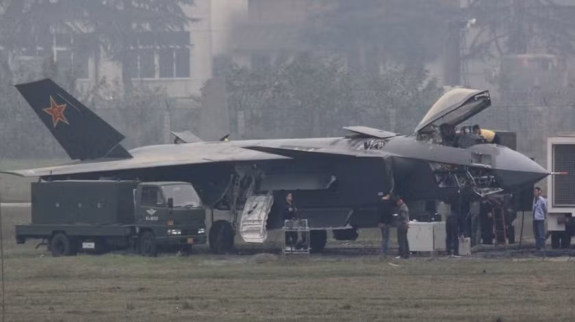 Đó là chưa kể đến việc, tiêm kích J-20 hoàn toàn có thể mất khả năng tàng hình nếu thiết kế bên ngoài của nó bị chỉnh sửa quá nhiều - một điều chắc chắn sẽ xảy ra nếu Trung Quốc quyết tâm muốn đưa J-20 lên hoạt động trên tàu sân bay. Nguồn ảnh: BI.