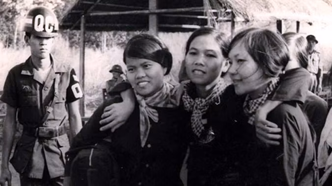Sau chiến dịch Mậu thân năm 1968, bà bị bắt và bị chính phủ bù nhìn Sài Gòn kết án tới 20 năm tù khổ sai - một bản án được coi là dã man hơn cả án tử hình vào thời điểm bấy giờ. Bức ảnh "Nụ cười chiến thắng" của bà được một phóng viên người Nhật ghi lại khi bà bị đưa ra xét xử. Nguồn ảnh: TL.