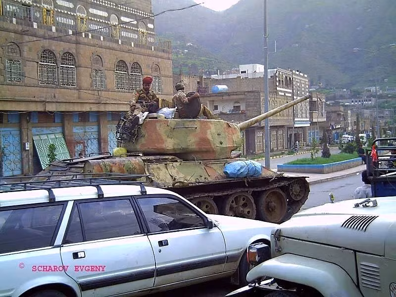 Mặc dù vậy, cũng có không ít xe tăng T-34-85 đã phải "bỏ xác" trên chiến trường khi mà ngoài tên lửa chống tăng TOW, các loại súng chống tăng như RPG-7 vẫn còn được sử dụng với số lượng rất lớn trên chiến trường này. Nguồn ảnh: Evgeny.