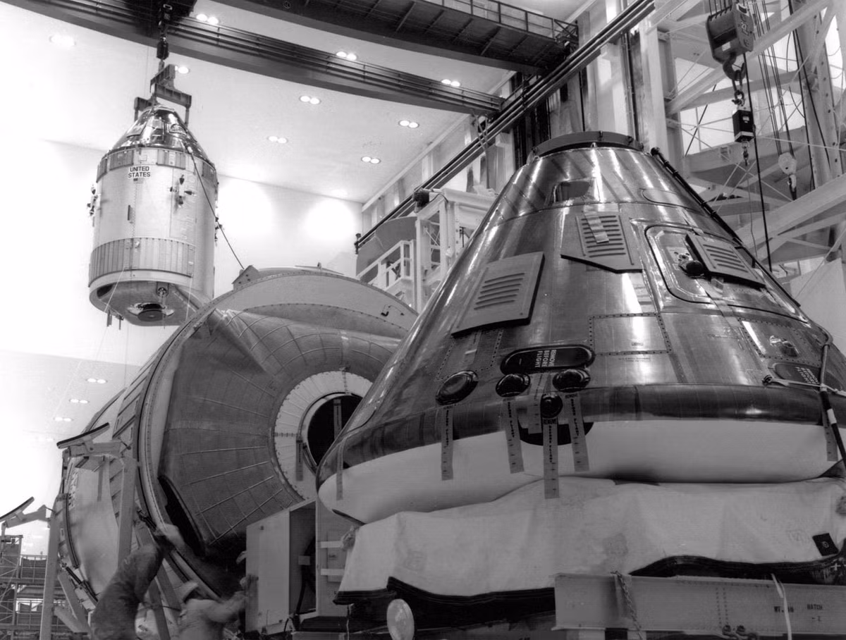 Khoang hỗ trợ sự sống và khoang đổ bộ trong phòng thí nghiệm của NASA. Nguồn ảnh: Theatlantic.