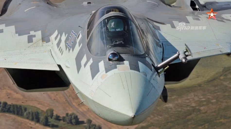 Tuy nhiên với thiết kế của mình, Su-57 của Nga hoàn toàn có thể bị phát hiện từ khoảng cách lớn hơn nhiều so với các tiêm kích thế hệ năm của Mỹ, dẫn đến bất lợi cực lớn trong giao tranh khi các loại chiến đấu cơ này đối đầu nhau. Nguồn ảnh: Sina.