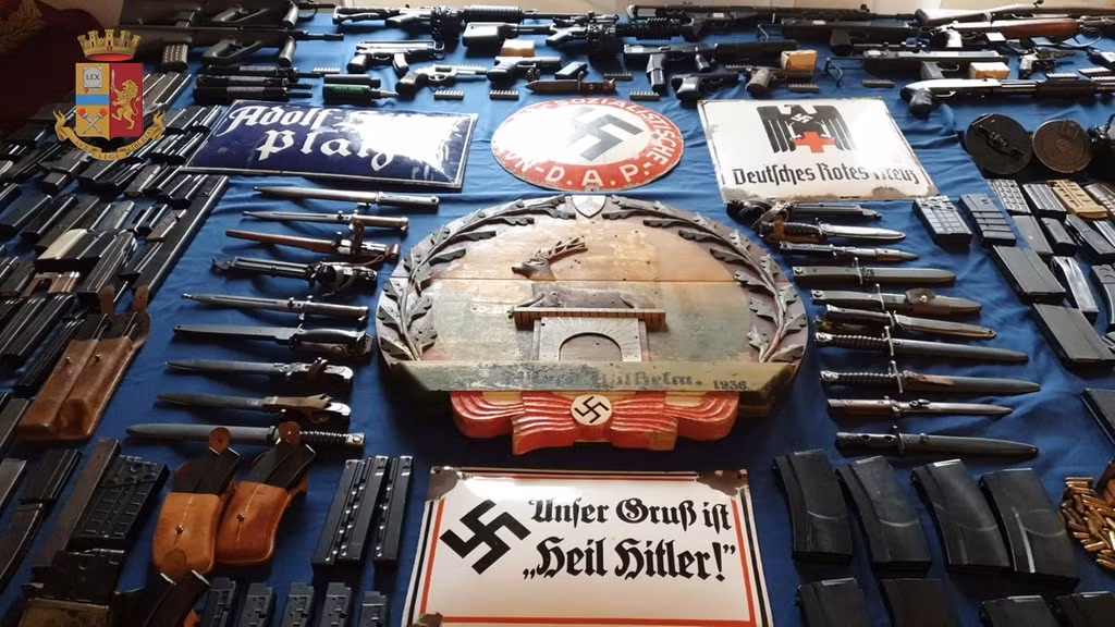 Các biểu tượng chữ thập ngoặc cùng những khẩu hiệu tung hô đảng phát xít, tung hô Hitler - tên trùm phát xít ở châu Âu trong quá khứ - cũng được tìm thấy bên trong nhà kho. Nguồn ảnh: Antonio.