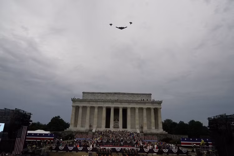 Trong khi Không quân Mỹ trình diễn trên không, Tổng thống Donald Trump đã đích thân đọc lời bình về từng loại máy bay này ở dưới mặt đất trước hàng chục nghìn người dân Mỹ may mắn được tận mắt chứng kiến cuộc diễu binh này. Nguồn ảnh: BI.