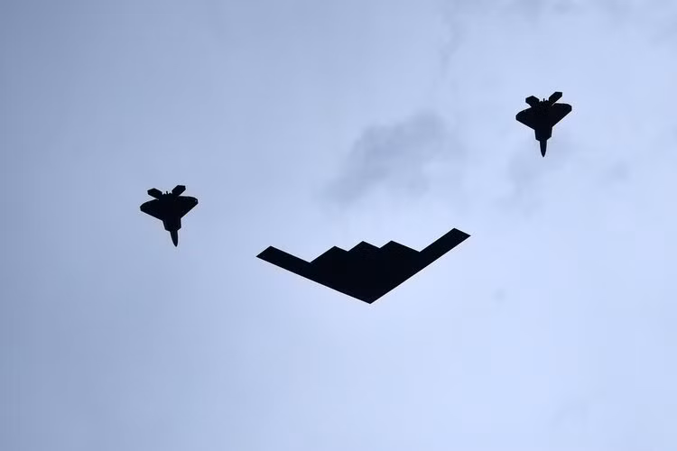 Máy bay ném bom tàng hình B-2 Spirit cùng với hai máy bay tàng hình thế hệ năm F-22 Raptor bay qua bầu trời thủ đô Washington DC. Nguồn ảnh: BI.
