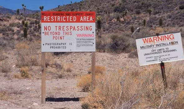 Trong rất nhiều kịch bản về việc Area 51 bị tấn công, dường như người ta chưa từng lên bất cứ một kịch bản nào về việc căn cứ này bị... 1 triệu người tấn công cùng lúc. Bản thân quân đội Mỹ nếu sử dụng những loại vũ khí phi sát thương như đạn cao su hay hơi cay cũng sẽ rất khó để có thể áp chế được đám đông này. Nguồn ảnh: BI.