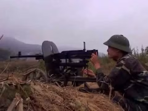 Trong một vài đoạn phóng sự, phim tài liệu gần đây, có thể thấy quân đội Nhân dân Việt Nam vẫn sử dụng loại súng máy này trong biên chế của mình với số lượng rất hạn chế. Nguồn ảnh: TL.