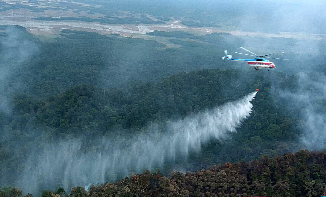 Dịp cao điểm vào mùa khô ở Indonesia, các máy bay trực thăng Mi-172 sẽ được sử dụng để thực hiện nhiệm vụ chữa cháy trong những khu rừng cọ ở Indonesia. Nguồn ảnh: VNHS.