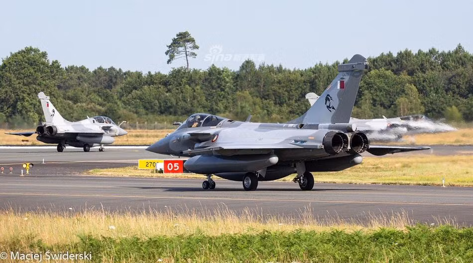 Đây không phải là hợp đồng mua bán Rafale đầu tiên được Pháp ký kết với Qatar. Từ năm 2015, Pháp đã nhận được hợp đòng vũ khí trị giá tới 6,3 tỷ USD để cung cấp 24 chiến đấu cơ Rafale cùng đào tạo nhân lực cho phía Qatar. Nguồn ảnh: Sina.