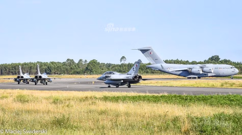 Về cơ bản, các thông số kỹ thuật của Rafale cũng không có gì quá đặc biệt, loại chiến đấu cơ này mang theo được tối đa 9 tấn vũ khí dưới 14 giá treo, bay được với tốc độ cao nhất Mach 1.8 và được trang bị hai động cơ phản lực do Pháp sản xuất. Nguồn ảnh: Sina.