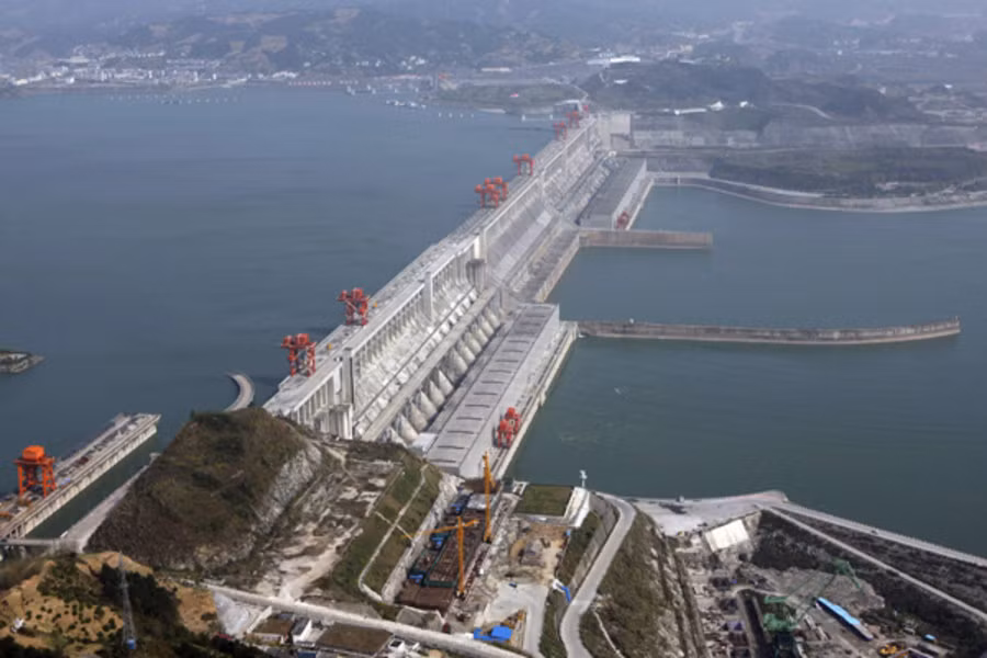 Hiện tại đây cũng là đập thuỷ điện lớn nhất thế giới, cung cấp 22.500 MW điện cho Trung Quốc. Với đập nước lớn như Tam Hiệp, sức công phá của hàng trăm triệu tấn nước được trữ lại trong đập đủ để đe doạ sinh mạng của hàng trăm triệu người dân Trung Quốc sống ở dọc hạ lưu sông Trường Giang. Nguồn ảnh: QQ.