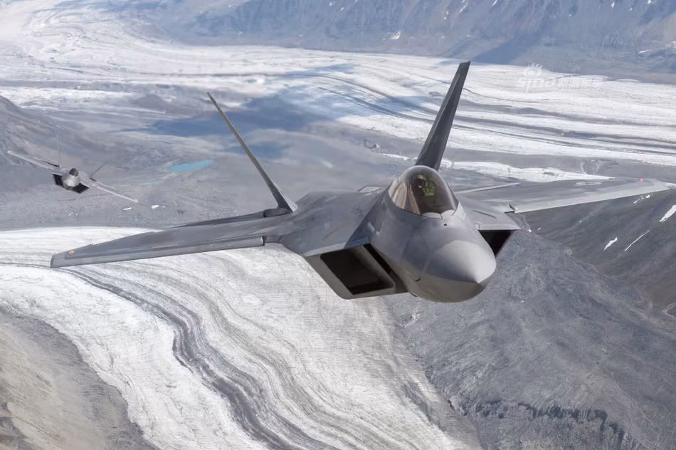 Toàn bộ chương trình nghiên cứu và chế tạo F-22 Raptor có giá 67,3 tỷ USD trong đó mỗi tiêm kích F-22 Raptor có giá xuất xưởng là 150 triệu USD chưa bao gồm chi phí bảo dưỡng, vận hành. Nguồn ảnh: Sina.