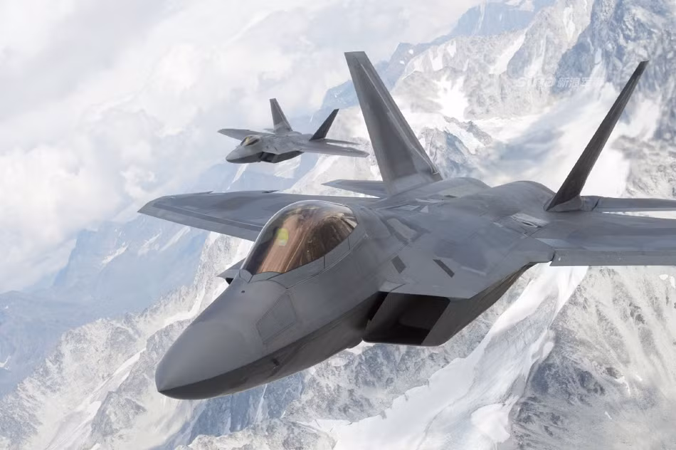 Lớp vỏ của F-22 Raptor có cấu tạo từ 39% vật liệu titanium, 24% từ nhựa, 16% từ nhôm và 1% từ nhựa nhiệt dẻo. Các hợp chất này kết hợp với nhau để tạo ra lớp vỏ F-22 Raptor độc nhất vô nhị, có khả năng ẩn nấp hoàn hảo và chống phản xạ sóng radar tuyệt vời. Nguồn ảnh: Sina.