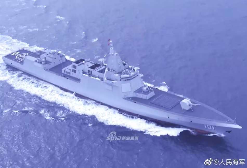 Ngoài ra, trên khu trục hạm Type 055 còn được trang bị một hải pháo H/PJ-38 130mm cùng với một tổ hợp pháo cao tốc H/PJ-11 và 24 ống phóng tên lửa tầm ngắn HQ-10. Nguồn ảnh: Sina.