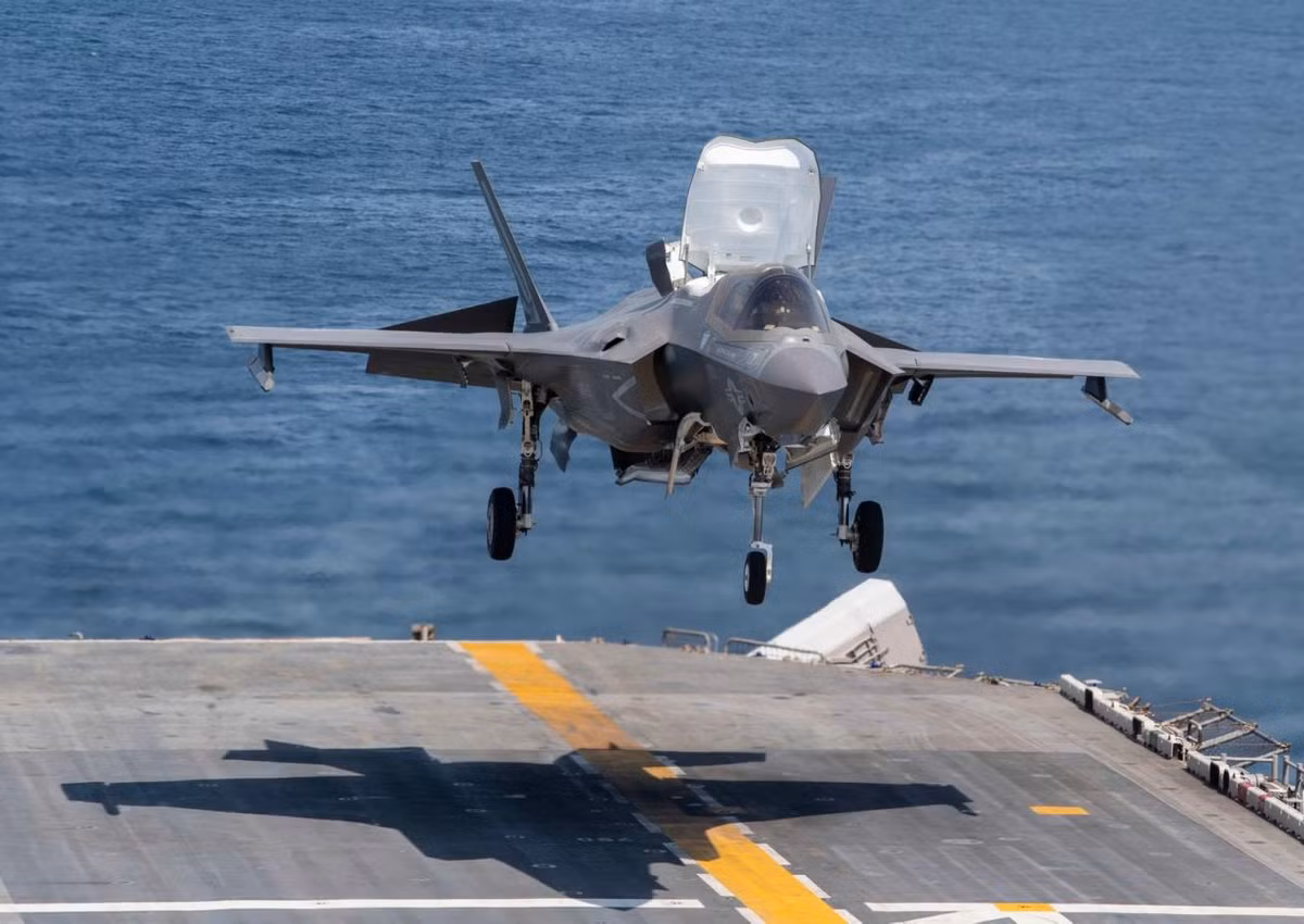 Chiếc chiến đấu cơ F-35 đầu tiên được Mỹ sản xuất cho Thổ Nhĩ Kỳ đã hoàn thành từ tháng 6/2018. Trừ khi Mỹ tìm được một khách hàng nào khác chịu mua lại đống máy bay mới cóng cạnh này còn nếu không, chắc chắn quá trình sản xuất máy bay và đào tạo phi công cho các nước khác sẽ bị ảnh hưởng nghiêm trọng. Nguồn ảnh: Defensenews.
