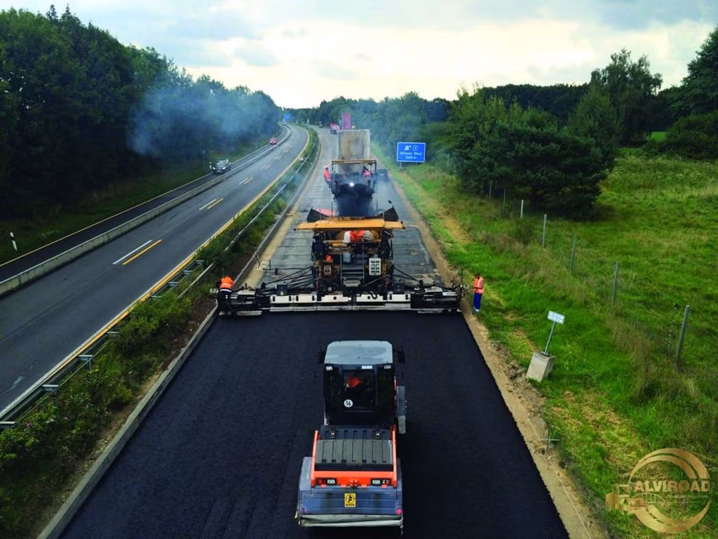 Luôn được bảo trì thường xuyên: Những con đường trên cao tốc Autobahn luôn được bảo trì liên tục nhằm đảm bảo các phương tiện an toàn khi lưu thông ở tốc độ cao. Nếu bề mặt đường của Autobahn không hoàn hảo, nó có thể dẫn đến những vụ tai nạn nguy hiểm vì những chiếc xe luôn di chuyển với tốc độ cao trên Autobahn. Các công nhân sửa đường liên tục đổ thêm các lớp nhựa mới nhằm giúp cho Autobahn luôn trong tình trạng hoàn hảo và nó liên tục được kiểm tra xem có dấu hiệu hư hỏng nào không. Autobahn thậm chí còn có một đội công nhân hoạt động suốt ngày đêm để đảm bảo mọi hư hỏng trên đường được khắc phục ngay lập tức.