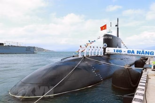Tàu ngầm HQ-186 Đà Nẵng là 1 trong 6 tàu được trang bị cho lực lượng Hải quân Việt Nam, thuộc loại tàu ngầm tiên tiến nhất trên thế giới. (Ảnh: Thống Nhất/TTXVN)