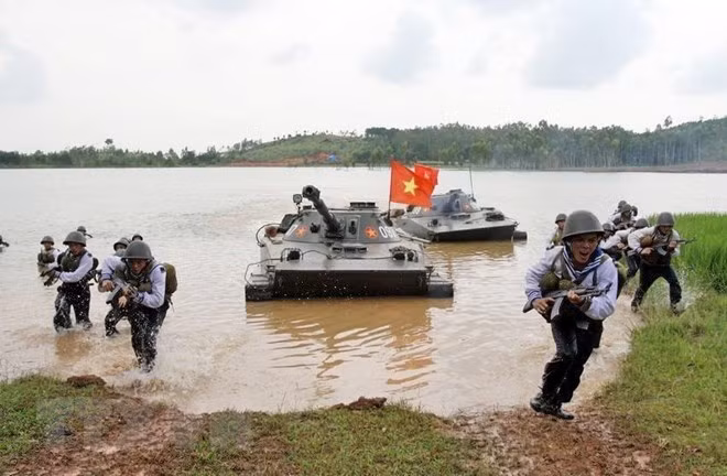 Lực lượng Hải quân đánh bộ phối hợp hiệp đồng đổ bộ tấn công cùng lực lượng xe tăng. (Ảnh: Trọng Đức/TTXVN)