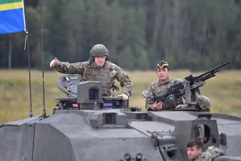 Nguyên Bộ trưởng Ngoại giao Anh ông Boris Johnson ở vị trí trưởng xa trên chiếc Challenger 2, bên tay trái cùng trên tháp pháo với ông là vị trí của pháo thủ, dưới tháp pháo là nạp đạn viên và phía trước chính giữa xe là tài xế. Nguồn ảnh: Dailymail.