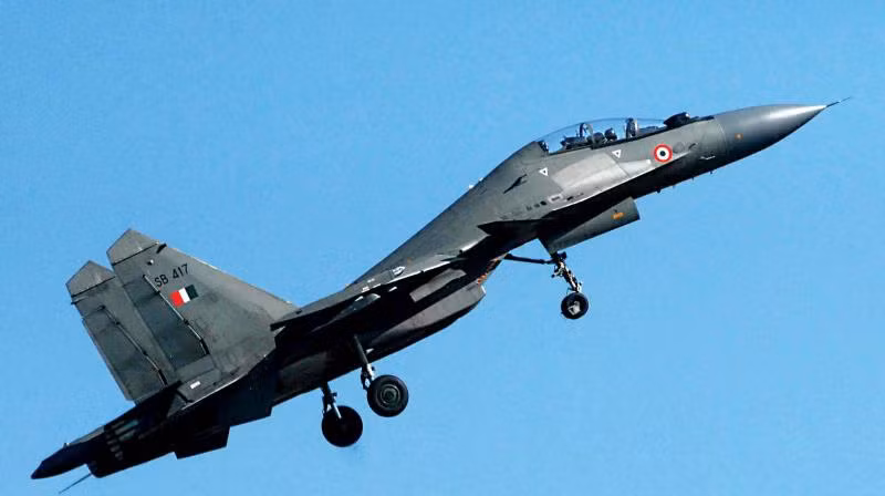 Hiện tại Không quân Ấn Độ đang sử dụng 240 chiếc chiến đấu cơ Su-30MKI làm nhiệm vụ trực chiến, chia ra 9 căn cứ sân bay khác nhau và theo kế hoạch của New Delhi, tới hết năm 2019 Không quân nước này sẽ có quân số 272 chiếc Su-30MKI. Nguồn ảnh: QQ.