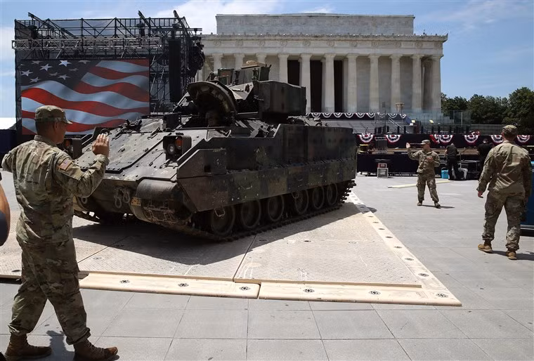 Chưa kể tới việc đường xá của Washington có vẻ không được... tốt như đường xá ở Moscow nên công binh Mỹ phải "trải thảm" lót cho những xe thiết giáp, xe tăng của lực lượng này nếu không muốn mặt đường ở Washington DC bị cầy nát. Nguồn ảnh: BI.