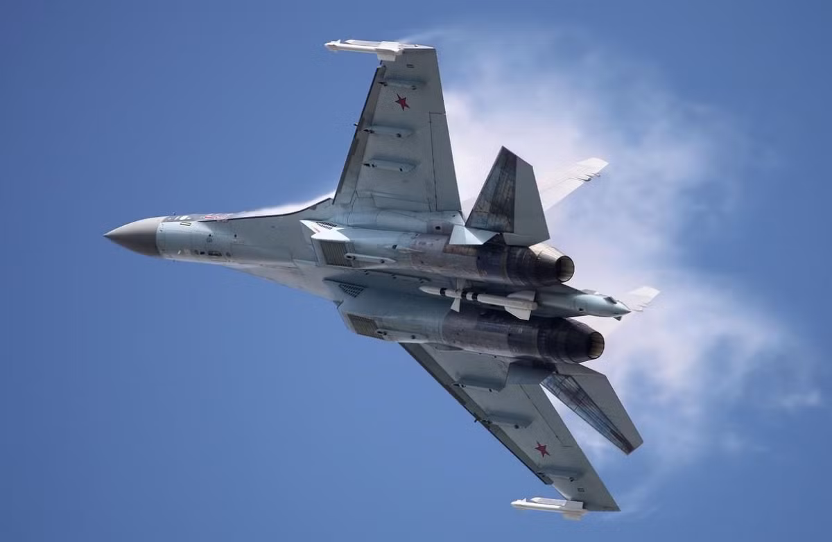 Lượng vũ khí tối đa mà chiến đấu cơ đa năng Su-35 mang theo được lên tới 8 tấn với tổng cộng 12 giá treo vũ khí dưới cánh và thân. Hiện tại ngoài Trung Quốc, Indonesia đã trở thành khách hàng thứ hai trên thế giới sở hữu loại chiến đấu cơ này với 11 chiếc đang được đặt hàng. Nguồn ảnh: Theaviation.