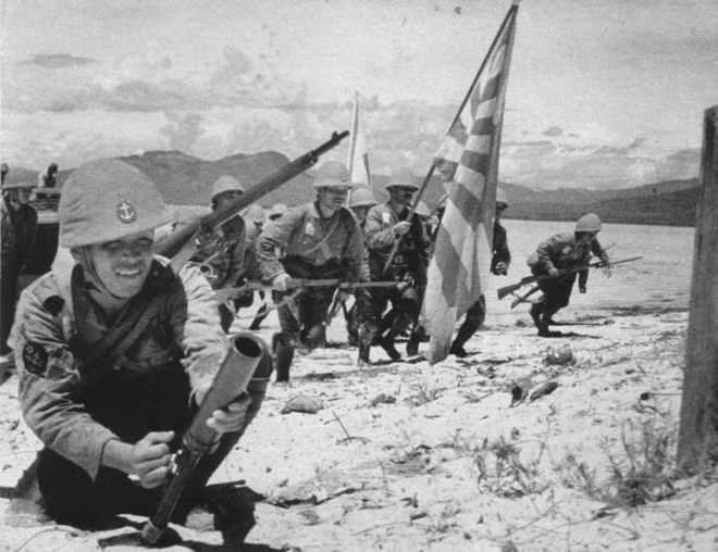Càng về sau, do nhu cầu tăng cao của chiến tranh, Nhật đã quân phiệt hoá quần đảo này, biến nhiều người Indonesia thành lao động khổ sai. Sau khi chiến tranh kết thúc, Hà Lan đã ghi nhận tổng cộng 448 tội ác chiến tranh cùng với 1038 tội phạm chiến tranh trong thời gian Đông Ấn Hà Lan bị Nhật đô hộ. Nguồn ảnh: Thearchive.