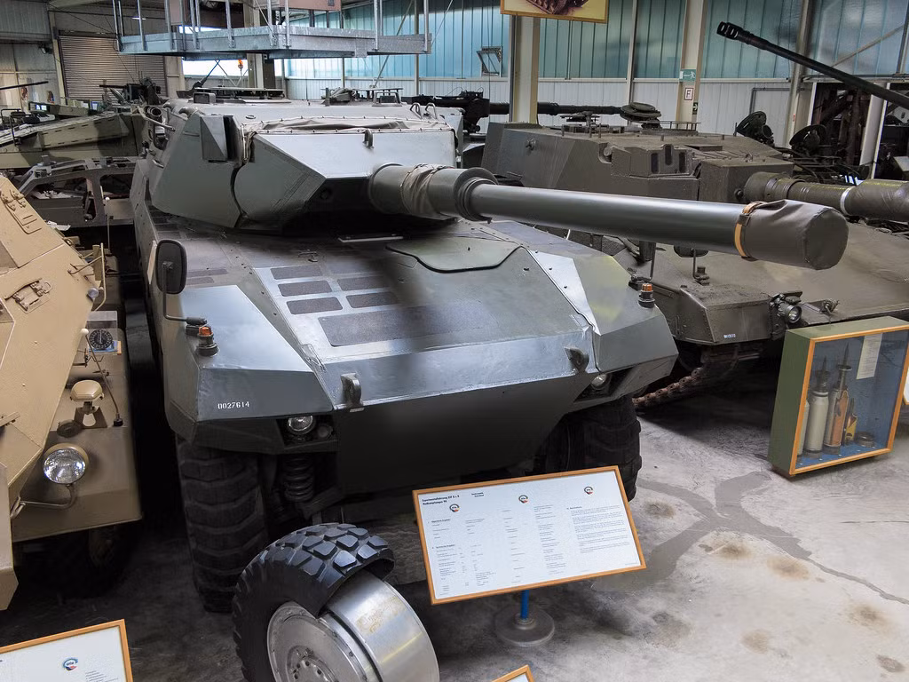 Radpanzer 90 có chiều dài tổng cộng 7100mm, chiều rộng đạt gần 3000mm. Tổng cộng phương tiện chiến đấu này có trọng lượng 30,7 tấn và được trang bị động cơ có công suất kéo tượng đương 26 sức ngựa mỗi tấn kèm theo đó là kíp chiến đấu 4 người. Nguồn ảnh: TDYQ.