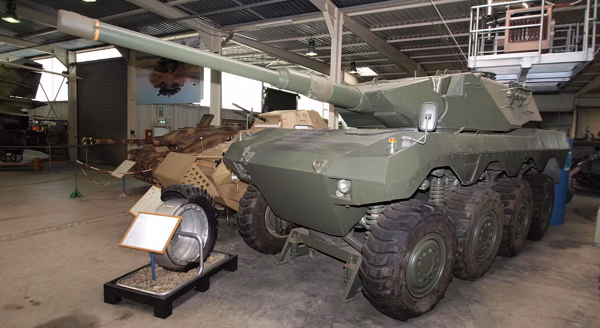 Khẩu pháo này cũng được trang bị kèm hệ thống ổn định đường ngắm, cho phép Radpanzer 90 khai hoả được trong khi di chuyển ở tốc độ không quá cao, kèm theo đó là tầm bắn tối đa khoảng 2,5 km - không đủ để đối đầu với các loại xe tăng chủ lực của Liên Xô nhưng cũng đủ để đối phó với các loại xe chiến đấu bộ binh, thiết giáp của đối phương. Nguồn ảnh: TDYQ.