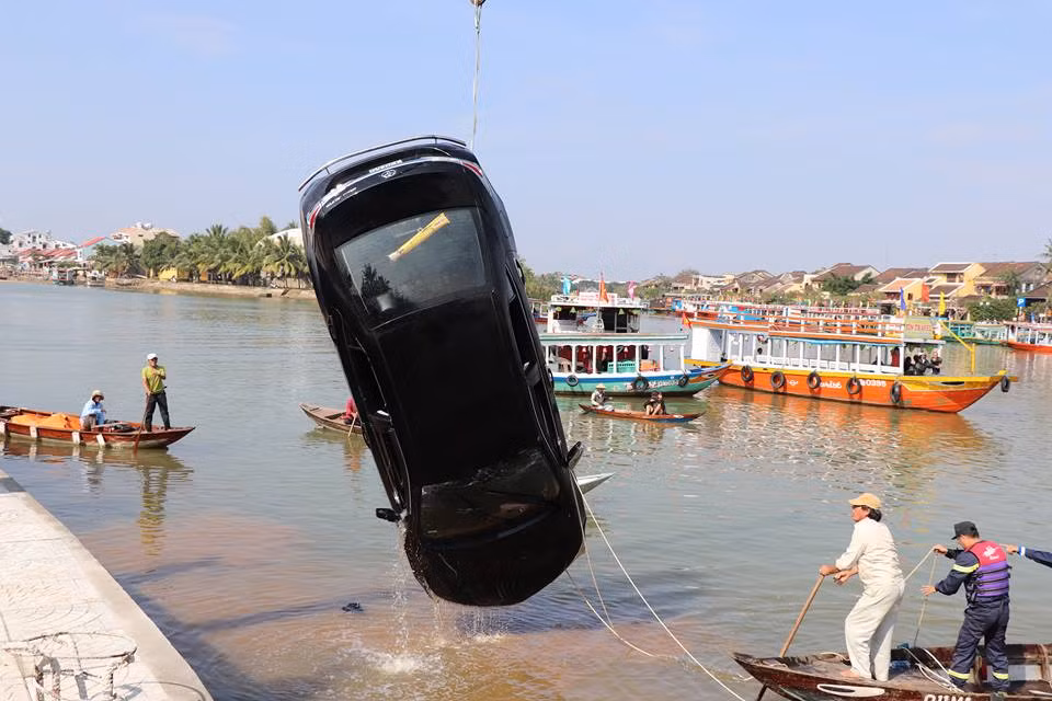 Tuy nhiên, khi lặn xuống lần tiếp theo để đưa thi thể cháu Hưng lên thì không thấy cháu ở vị trí cũ nữa.