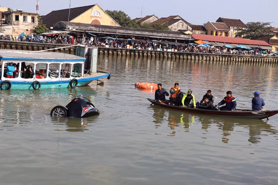 Liên quan đến vụ ô tô lao thẳng xuống sông Hoài khiến 3 người trong một gia đình tử vong, lúc 9h45 thi thể cuối cùng là bé trai 6 tuổi đã được tìm thấy. 