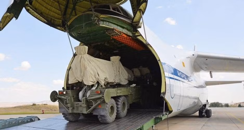 "Cùng thời gian đó, Tổng thống Recep Tayyip Erdogan tuyên bố rằng, hệ thống S-400 chính thức trực chiến vào tháng 4/2020. Các tên lửa đến bằng đường biển vào tháng 12/2019 và Ankara đã thử nghiệm tổ hợp này".