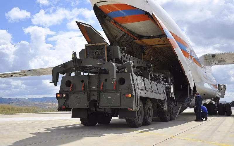Hóa ra lý do giải thích cho sự chậm trễ đưa S-400 vào hoạt động là do Tổng thống Erdogan bắt đầu hợp tác với Mỹ, đặc biệt khi Ankara mong muốn sẽ nhận được khoản tiền trị giá 10 tỷ USD từ Washington để đổi lấy việc từ chối S-400, ít nhất là tạm thời.