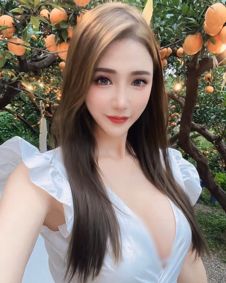 Kim Nana thường xuyên tận dụng lợi thế ngoại hình của mình, diện những set đồ khó có người nào mặc đẹp.